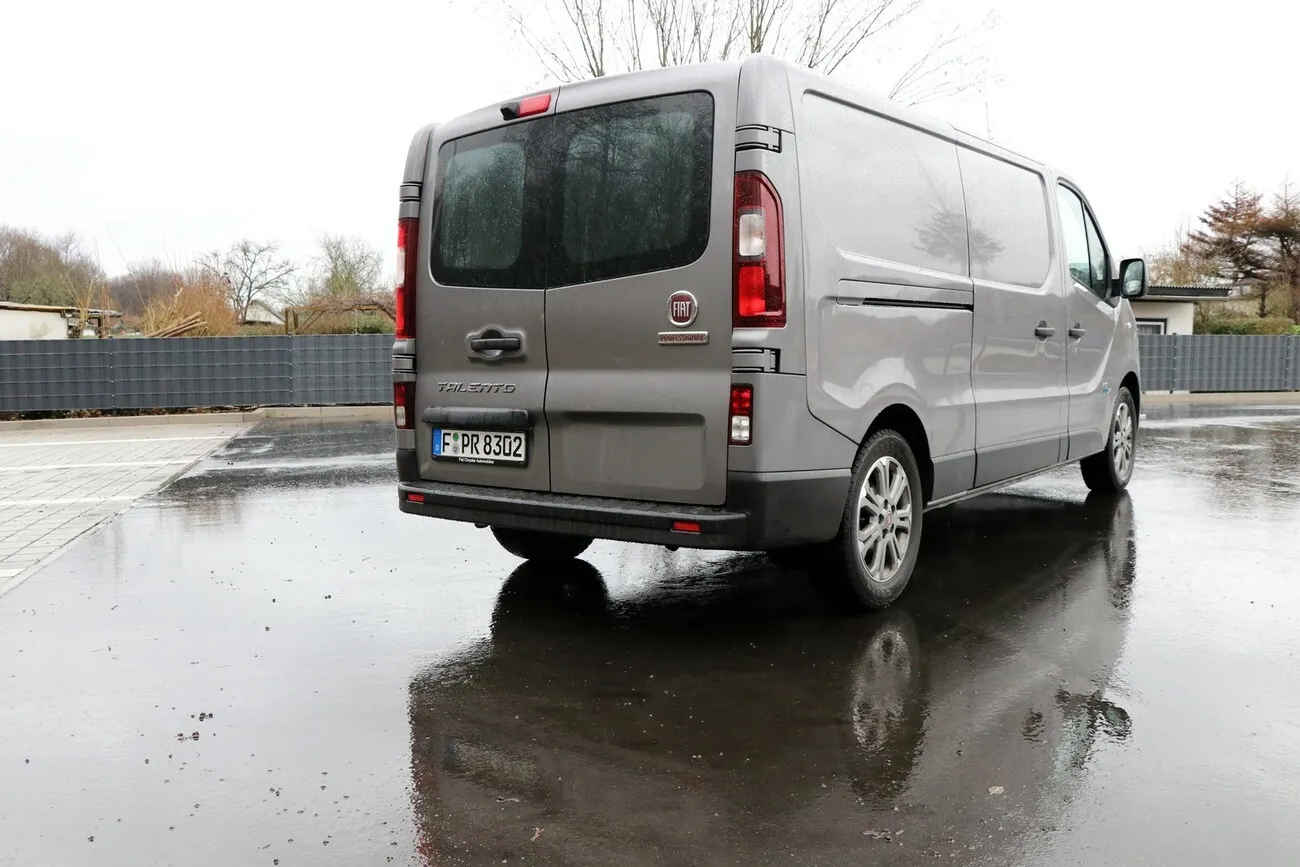 Der Fiat Talento Kastenwagen SX von hinten, mit Blick auf die Hintertüren.